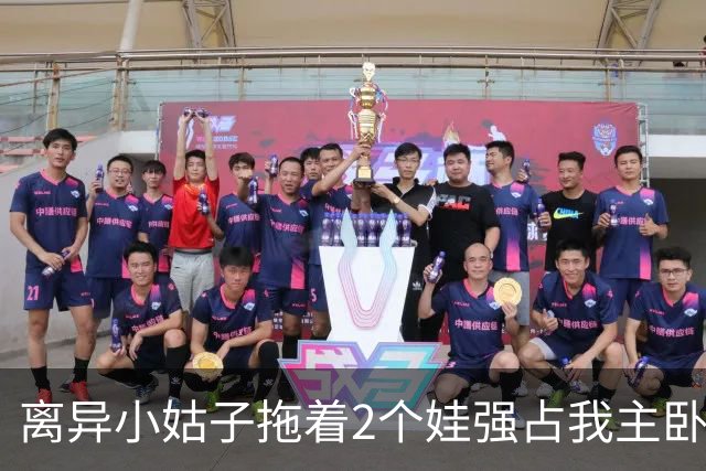 离异小姑子拖着2个娃强占我主卧，我还憋着火没吭声，老公冲进屋一把砸烂她箱子吼道：带上孩子滚出去
